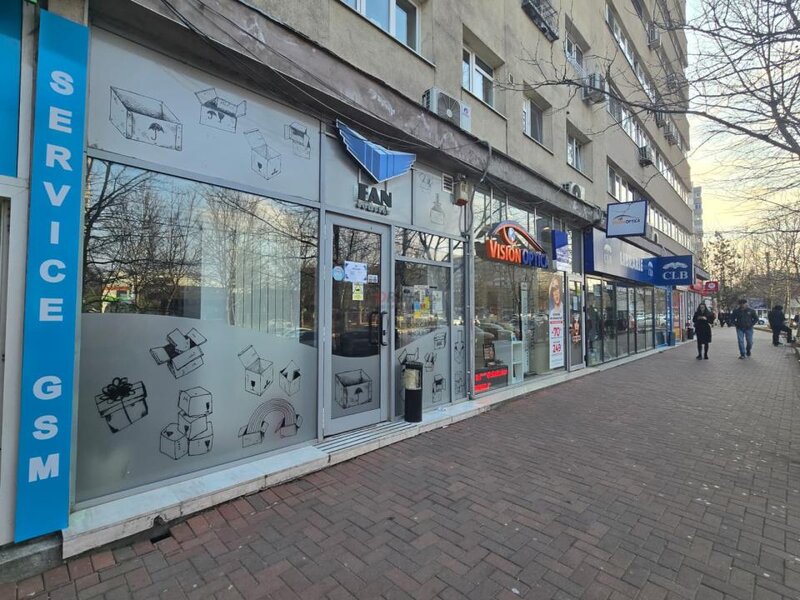 Salajan Spatiu cu vitrina generoasa, stradal cu dublu acces